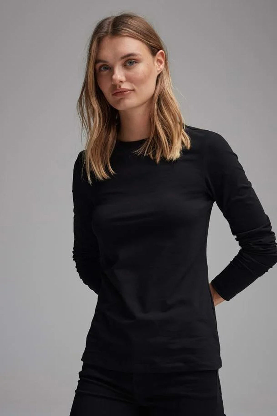 T-shirt à manches longues noir d'OPUS, porté par un mannequin aux cheveux blonds mi-longs.