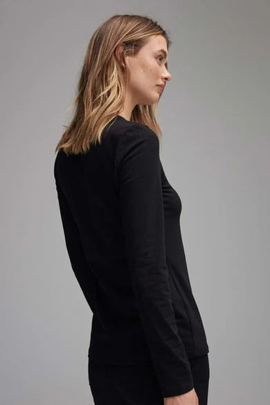 T-shirt à manches longues noir d'OPUS, porté avec un pantalon noir, vue de côté.
