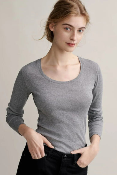 Top gris uni à manches longues de OPUS, porté avec un pantalon noir.
