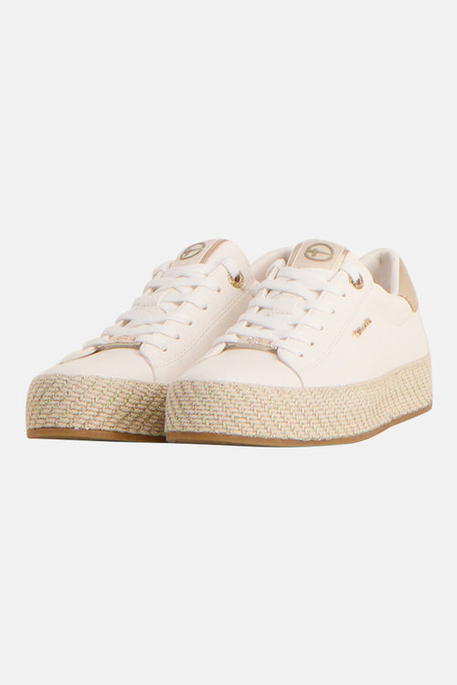 Witte TAMARIS sneakers met gouden detail en gevlochten raffia sleehak, achteraanzicht.