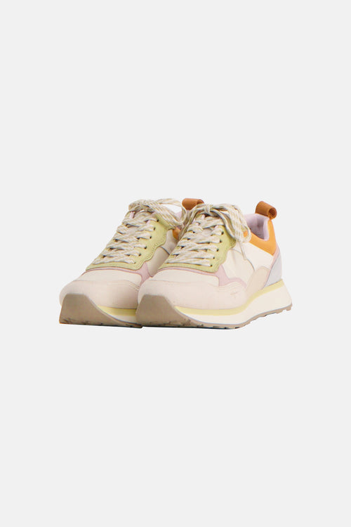 Baskets multicolores de TAMARIS, avec des lacets à motifs et des accents de jaune et rose pastel.
