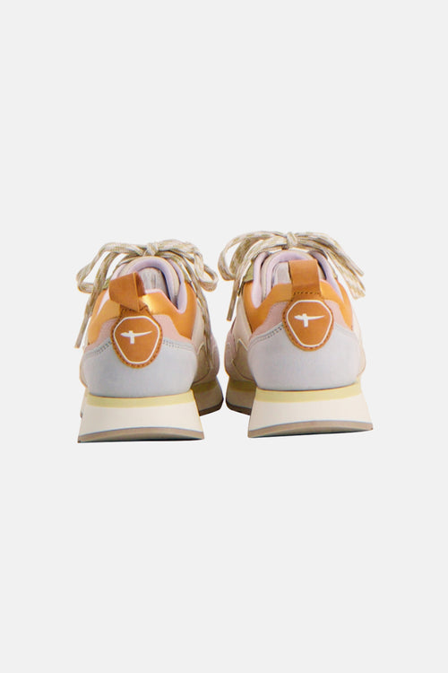 Baskets multicolores de TAMARIS, avec des lacets dorés, et un logo distinctif sur le talon.