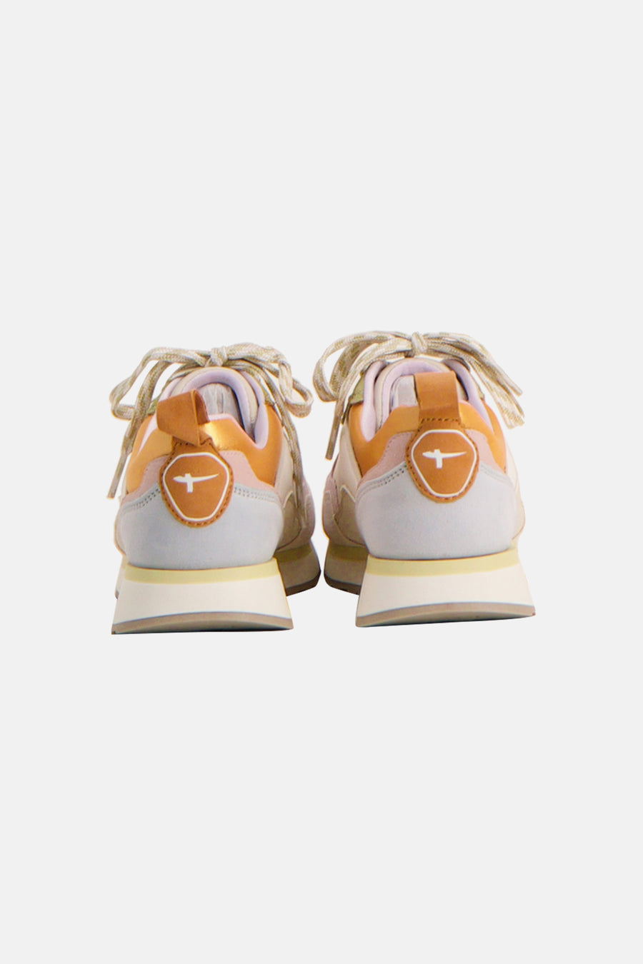 Baskets multicolores de TAMARIS, avec des lacets dorés, et un logo distinctif sur le talon.