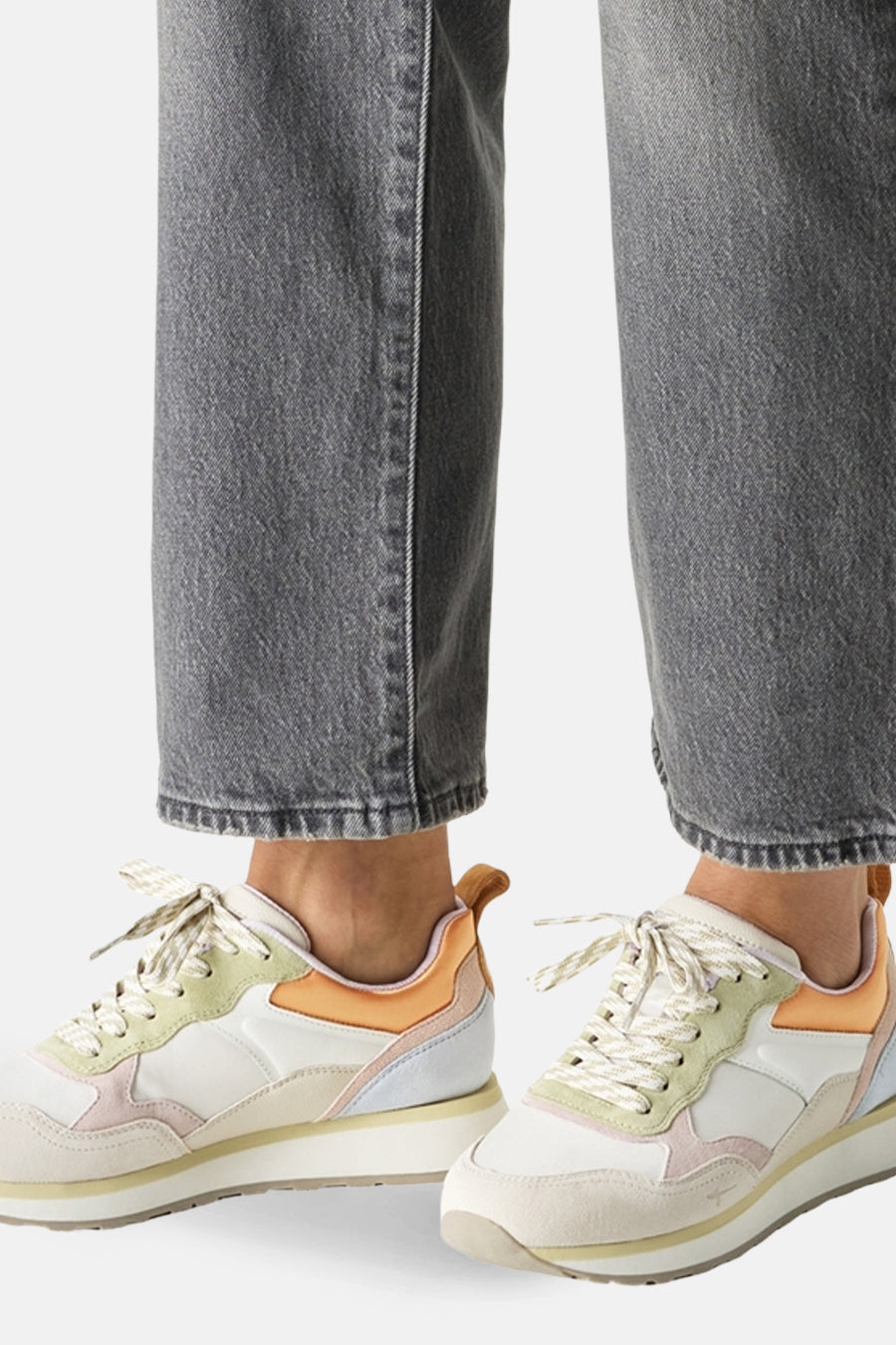 Multikleuren sneakers van TAMARIS, met leren details en decoratieve veters.