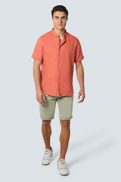 Korte kaki broek van NO EXCESS, gedragen met een oranje overhemd met korte mouwen en witte sneakers.