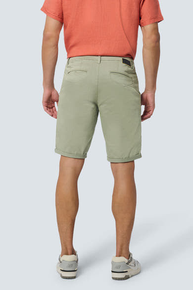Short kaki, de NO EXCESS, avec ourlets roulés et poches arrière passepoilées.