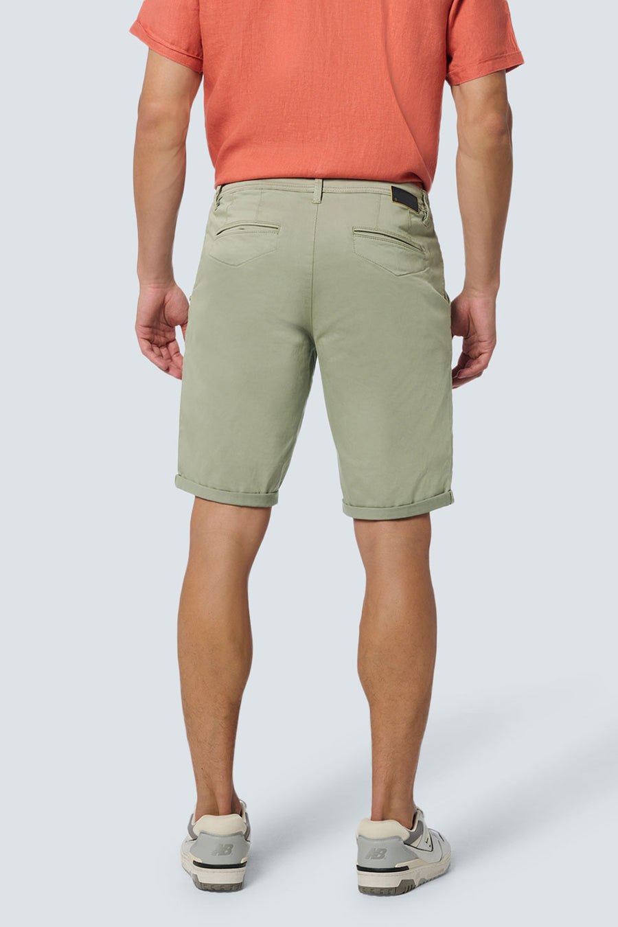Short kaki, de NO EXCESS, avec ourlets roulés et poches arrière passepoilées.