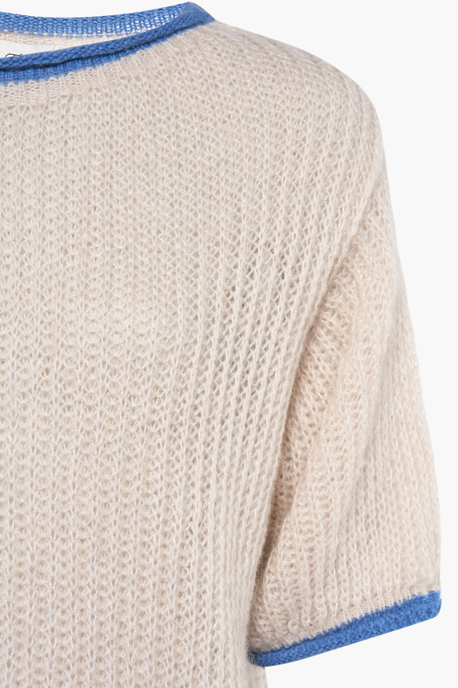Pull à col rond écru de Terra di Siena, avec bordure bleue au col et aux manches, en maille ajourée.