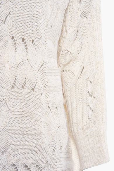 Pull écru de Terra di Siena, maille ajourée avec fil brillant, texture douce et motifs torsadés.