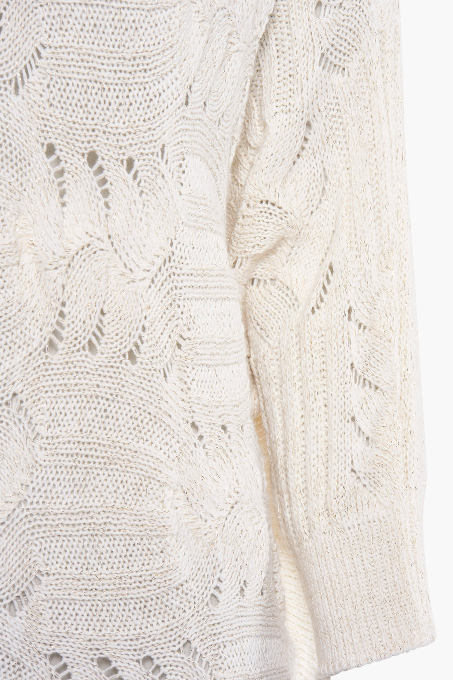 Pull écru de Terra di Siena, maille ajourée avec fil brillant, texture douce et motifs torsadés.
