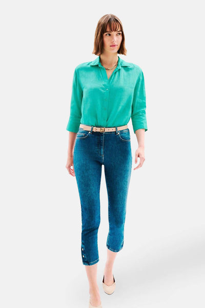 Groen overhemd met lange mouwen van CAROLL, gedragen met een high-waisted jeans en een gouden ketting.