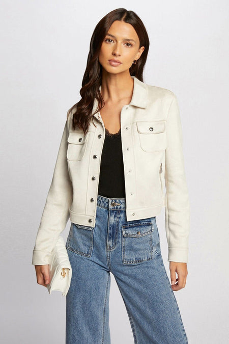 Veste courte beige de Morgan de Toi, avec poches à rabat et porté avec un jean taille haute.