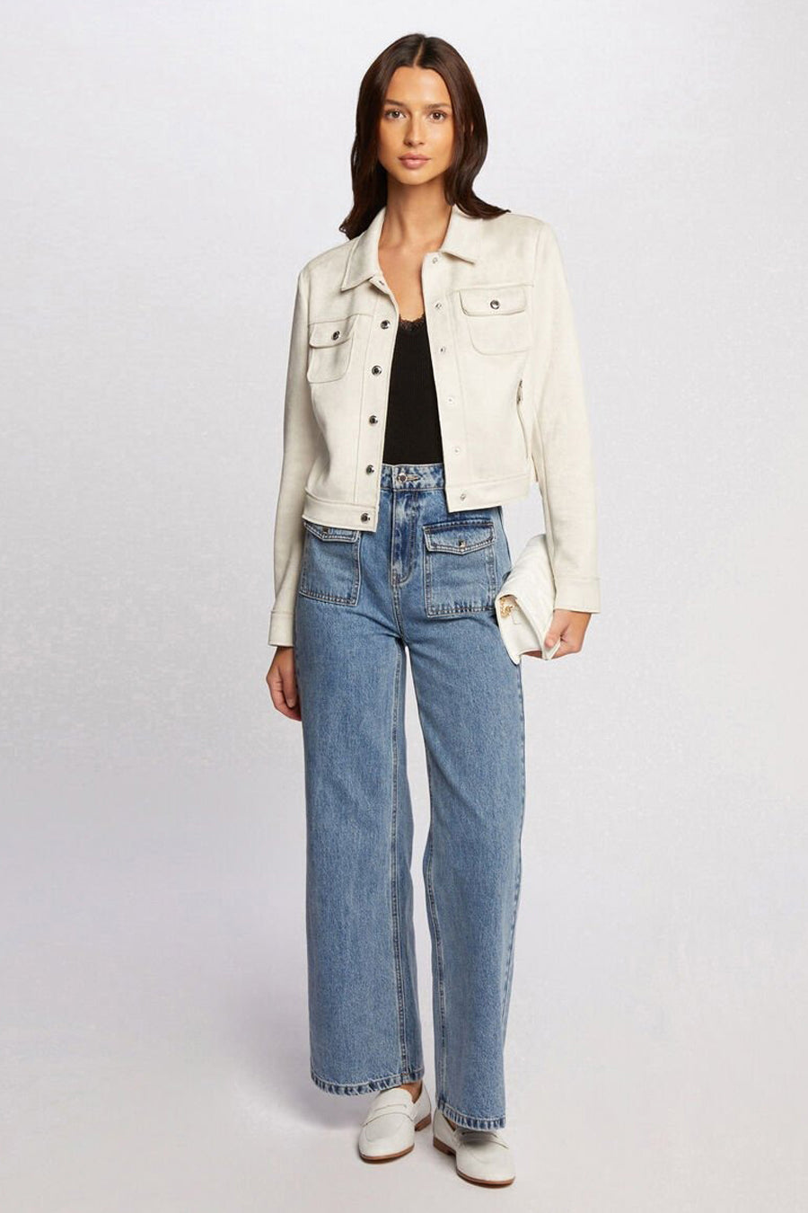 Veste courte beige de Morgan de Toi avec des poches à rabat et portée avec un débardeur noir et un jean taille haute.
