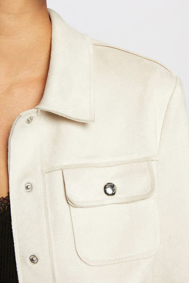 Veste courte beige de Morgan de Toi avec un col classique et poche à rabat à bouton.