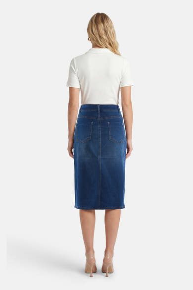 Jupe midi en denim bleu moyen de Morgan de Toi, vue de dos, avec poches et ourlet fini.