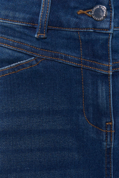 Jupe midi en denim bleu, de Morgan de Toi, avec coutures contrastantes et détail de poche.