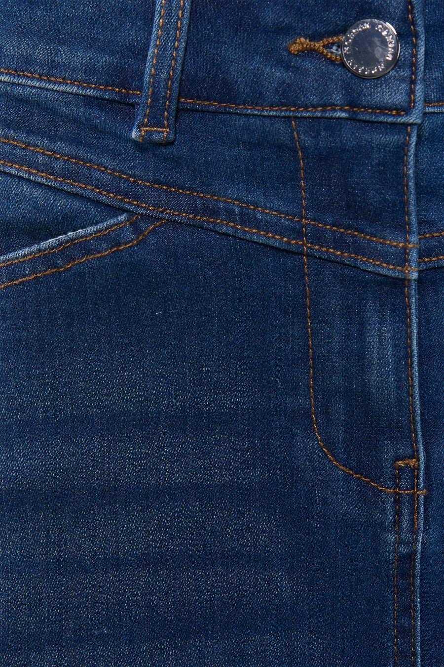 Jupe midi en denim bleu, de Morgan de Toi, avec coutures contrastantes et détail de poche.