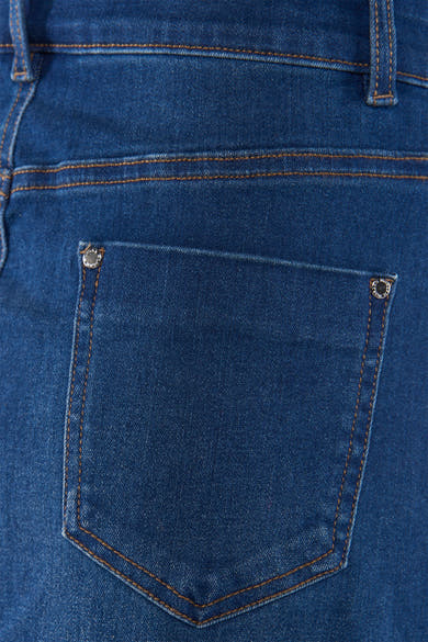 Jupe mi-longue en denim bleu moyen de Morgan de Toi, avec poche arrière et surpiqûres contrastantes.

