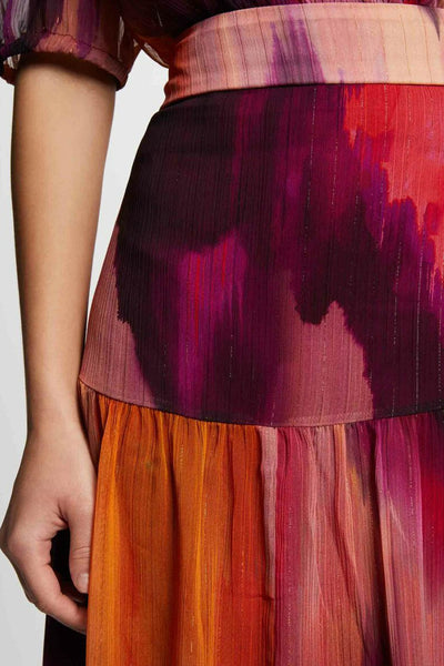 Jupe 3/4 multicolore de Morgan de Toi avec un motif abstrait dégradé et des reflets brillants.
