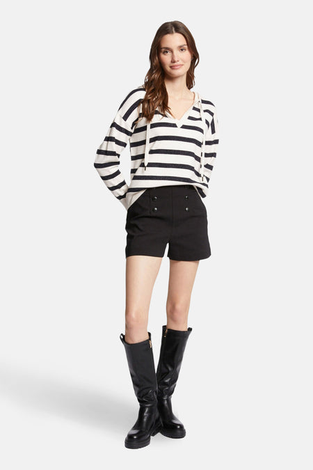 Pull à capuche blanc à rayures noires de Morgan de Toi, porté avec un short noir et des bottes noires.