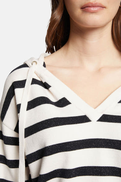 Pull à capuche blanc à rayures noires de Morgan de Toi, avec cordon et détail de décolleté en V.
