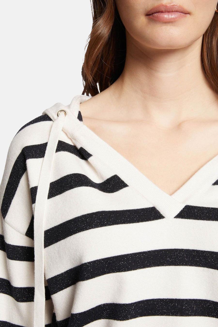 Pull à capuche blanc à rayures noires de Morgan de Toi, avec cordon et détail de décolleté en V.
