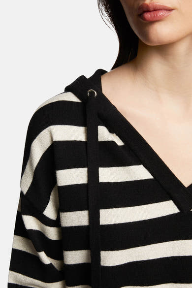 Pull à capuche multicolore de Morgan de Toi avec motif à rayures horizontales, détails de cordon et œillets métalliques.