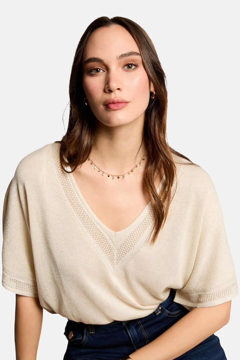 T-shirt beige à manches courtes de Morgan de Toi, en tricot texturé avec encolure en V.