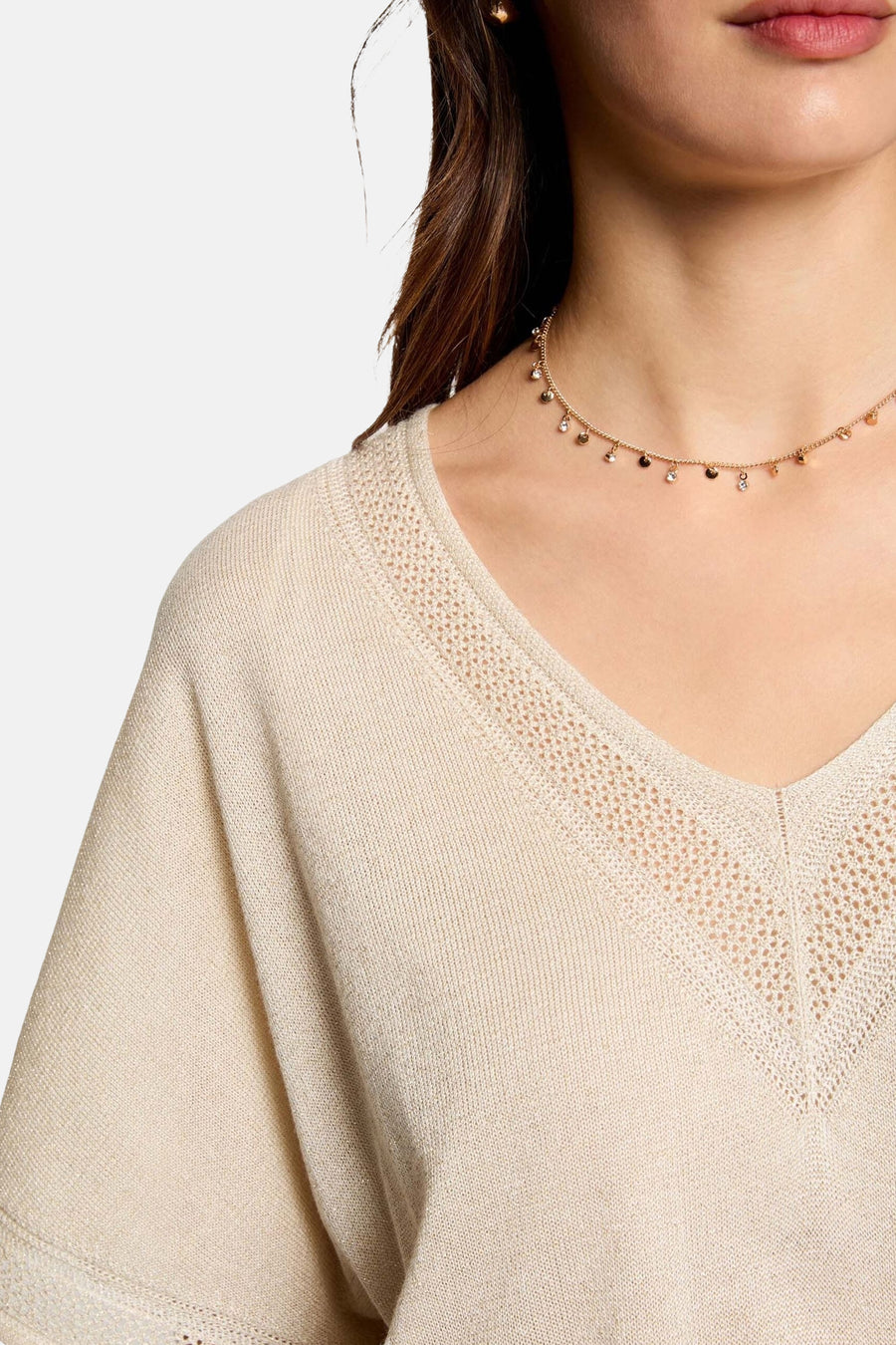 Beige T-shirt met korte mouwen van Morgan de Toi, met fijne open gebreide V-hals, gedragen met een gouden ketting.