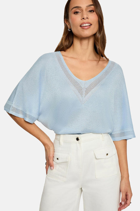 T-shirt bleu à manches courtes de Morgan de Toi avec un décolleté en V ajouré et un ourlet travaillé.