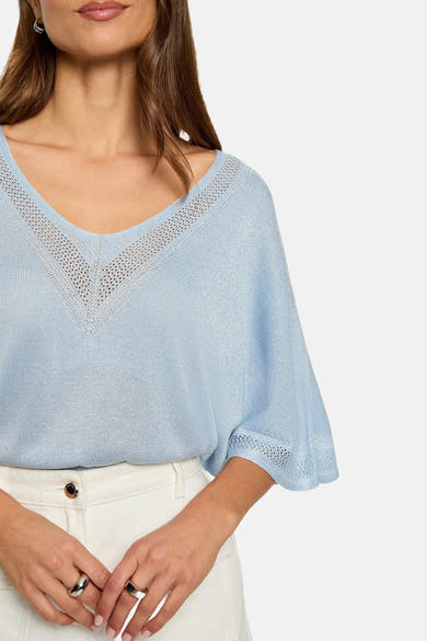 Blauwe T-shirt met korte mouwen van Morgan de Toi met V-hals met uitsparingen.