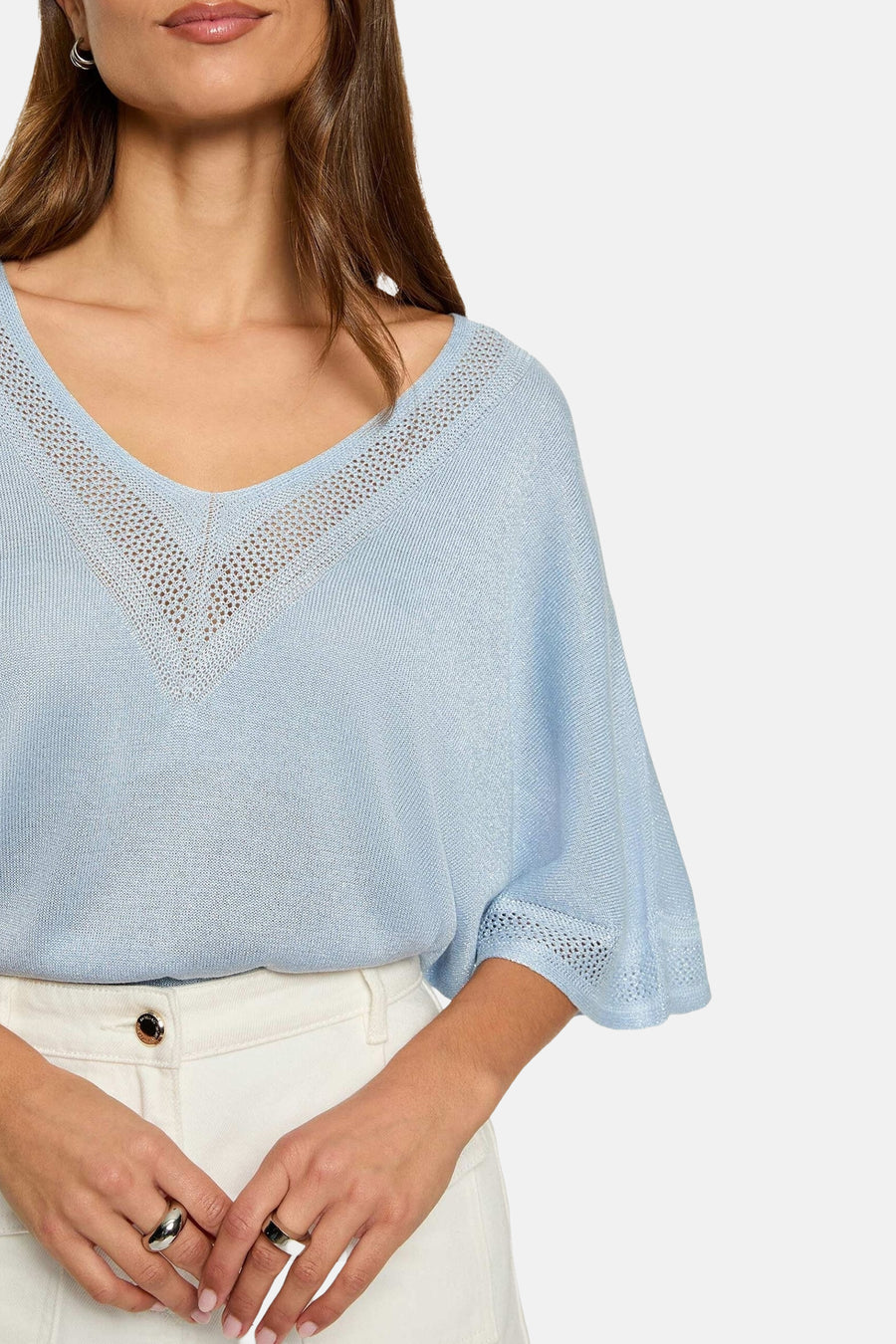 Blauwe T-shirt met korte mouwen van Morgan de Toi met V-hals met uitsparingen.