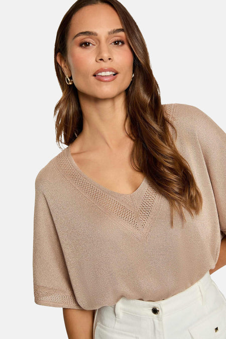 T-shirt à manches courtes beige de Morgan de Toi avec encolure en V ajourée et ourlet tricoté.
