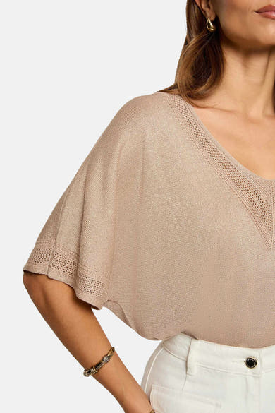 Beige T-shirt met korte mouwen van Morgan de Toi, met uitgesneden details bij de V-hals en mouwen.