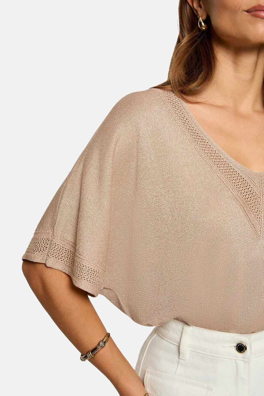 Beige T-shirt met korte mouwen van Morgan de Toi, met uitgesneden details bij de V-hals en mouwen.