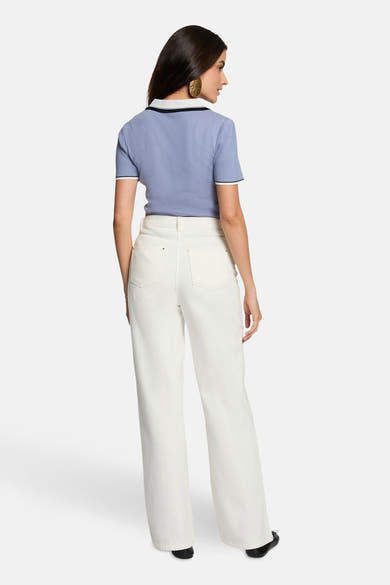 Blauwe cardigan van Morgan de Toi, contrasterende kraag en boorden, gedragen met een witte high-waisted jeans.