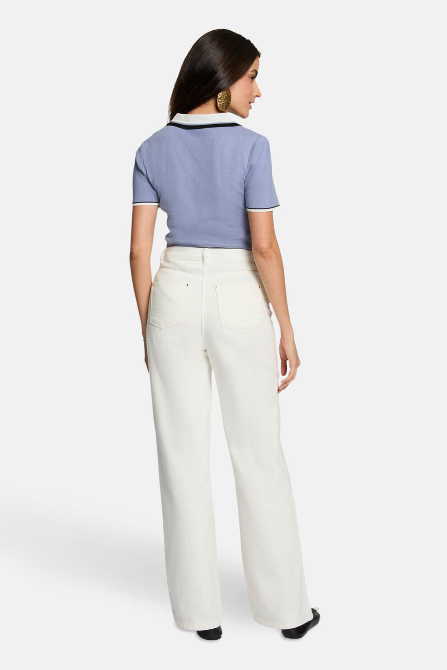 Blauwe cardigan van Morgan de Toi, contrasterende kraag en boorden, gedragen met een witte high-waisted jeans.