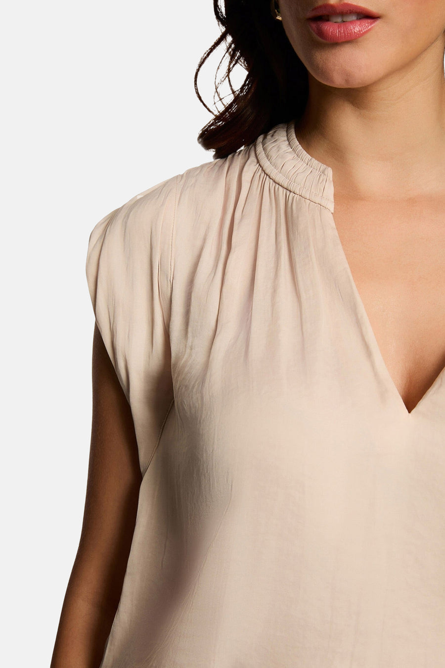 Beige blouse van Morgan de Toi met opstaande gerimpelde kraag, mouwloze pasvorm en V-hals.