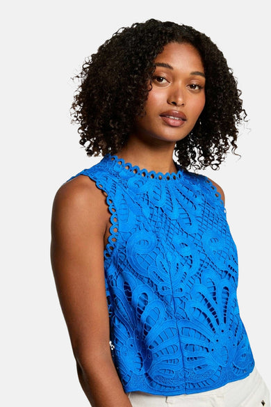 Blauwe mouwloze blouse van Morgan de Toi met ingewikkeld ajourpatroon en ritssluiting aan de achterkant.