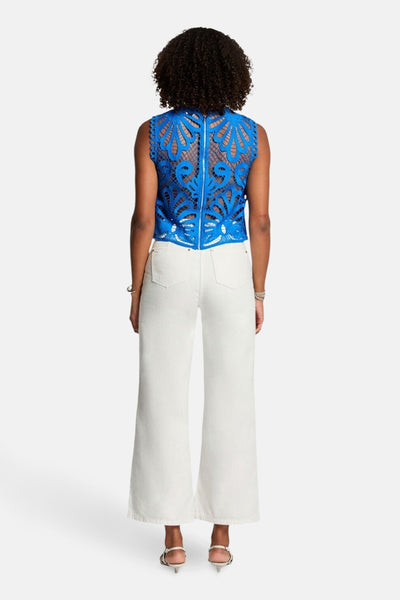 Blouse bleue sans manches de Morgan de Toi avec motif ajouré complexe et fermeture éclair au dos.