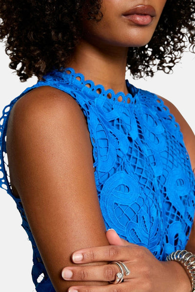 Blouse zonder mouwen van Morgan de Toi in blauw, van bloemenkant met een geschulpte kraag.