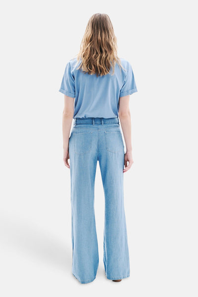 Pantalon en denim bleu clair de CAROLL, coupe large, vue de dos.