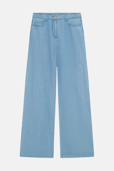 Pantalon en denim bleu clair de Caroll, avec une coupe ample et des poches avant.