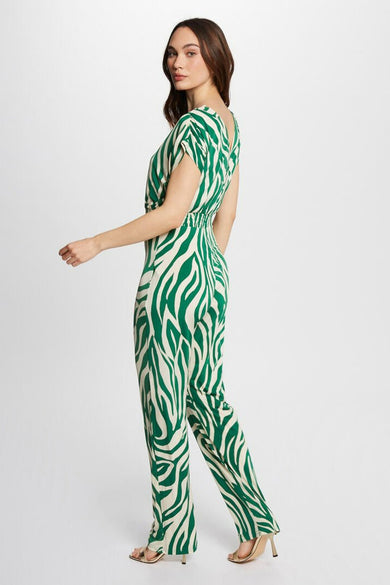 Combinaison verte à motif zébré de Morgan de Toi, avec ceinture élastique et chaussures à talons dorés.