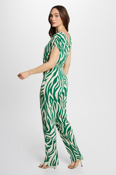 Combinaison verte à motif zébré de Morgan de Toi, avec ceinture élastique et chaussures à talons dorés.