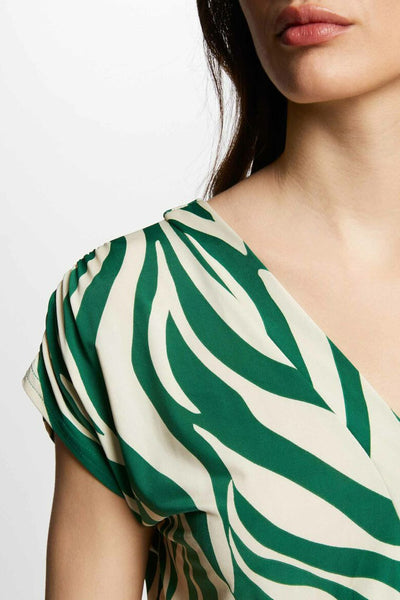 Combinaison verte de Morgan de Toi, à motif abstrait blanc et vert, détail froncé à l'épaule.
