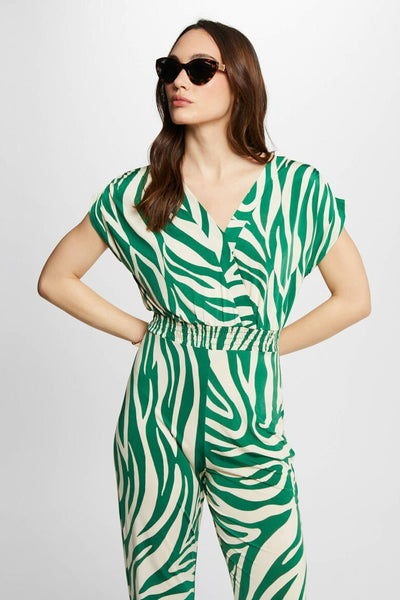 Combinaison verte à motif zèbre de Morgan de Toi, avec une taille élastique et portée avec des lunettes de soleil.
