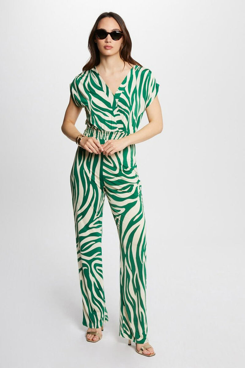 Combinaison verte à motif zébré de Morgan de Toi, avec encolure en V et ceinture élastique.
