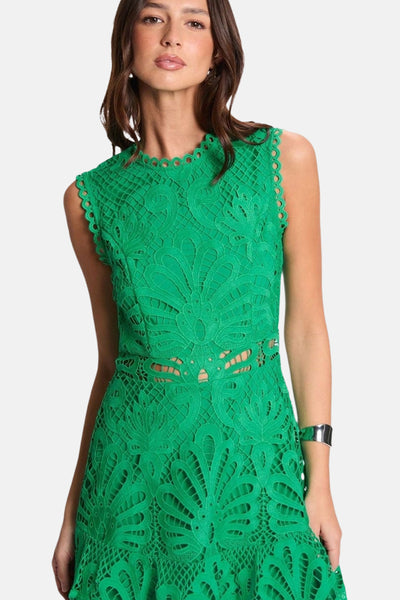 Robe courte verte en dentelle de Morgan de Toi, avec motif ajouré à la taille et détail festonné.
