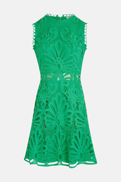 Korte groene kanten jurk van Morgan de Toi, met een ingewikkeld ajourpatroon en geschulpte zoom.